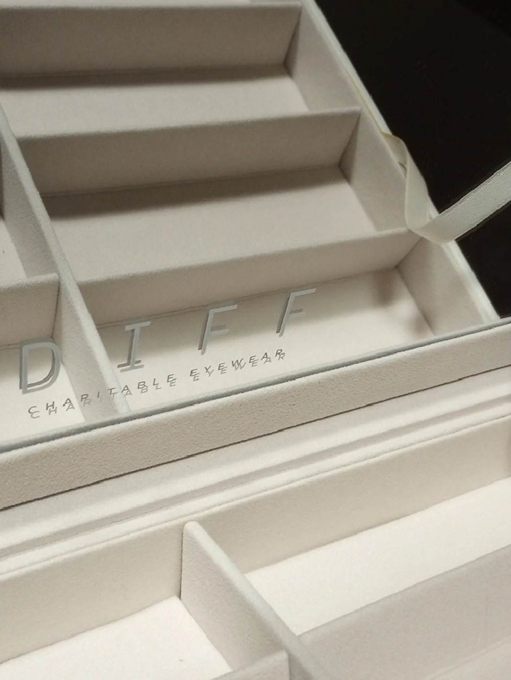 NEW Diff Eyewear Vanity Case-White